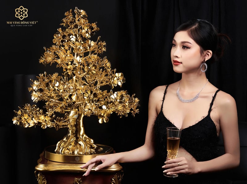 Cây mai mạ vàng là quà tết sang trọng ý nghĩa mang đến sự thịnh vượng và đoàn kết