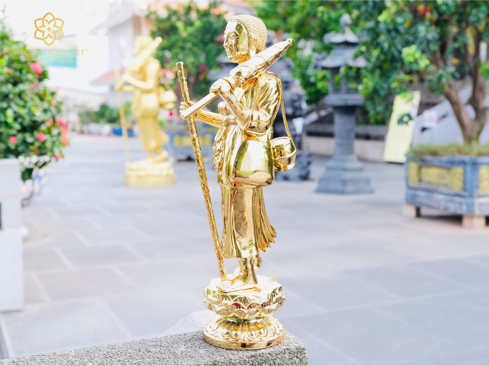 Tay trái thánh tăng Sivali cầm dù che