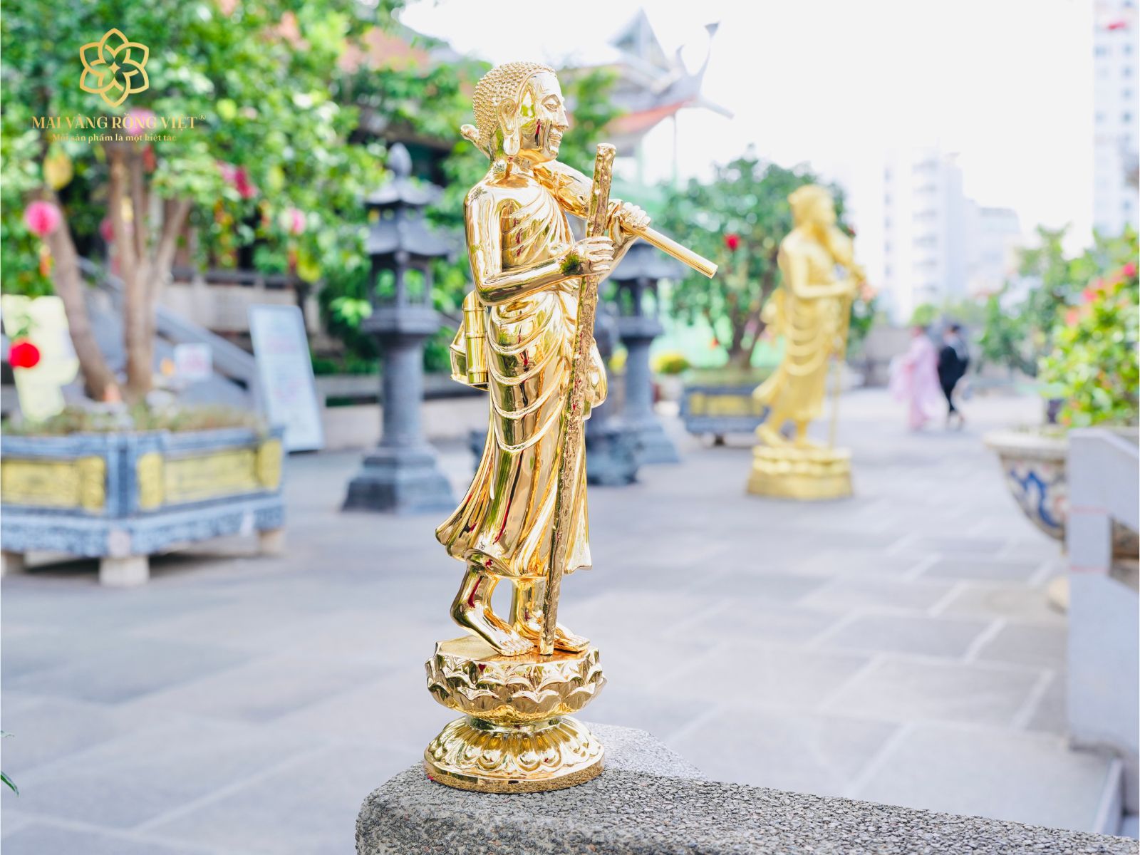 Tay phải thánh tăng Sivali cầm tích trượng