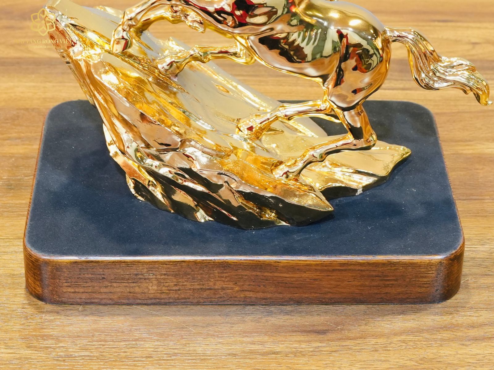 Đế gỗ lót nhung đen tượng song mã thịnh vượng bằng đồng mạ gold cao 30cm