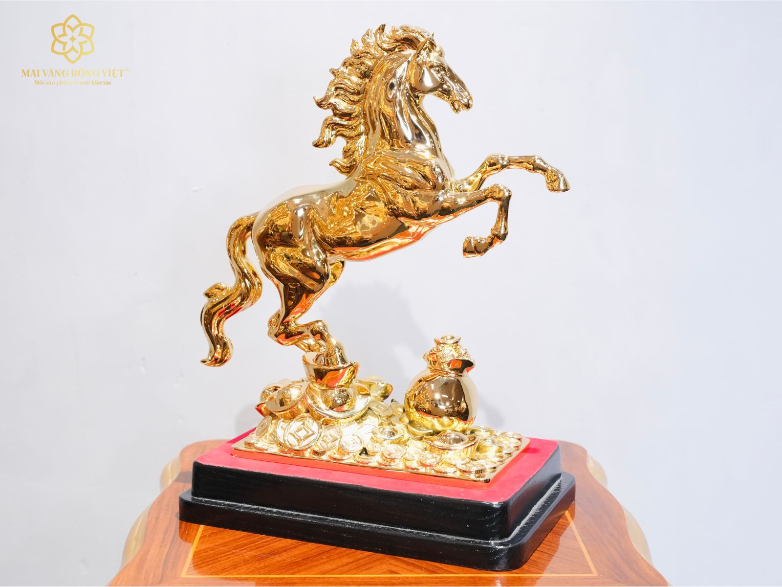 Thiết kế tượng kim mã chiêu tài góc nghiên trước