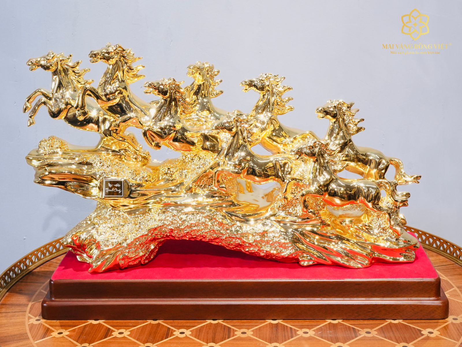 Tượng Bát Mã Truy Phong 26cm bằng đồng mạ gold là biểu trưng của Mã Đáo Thành Công