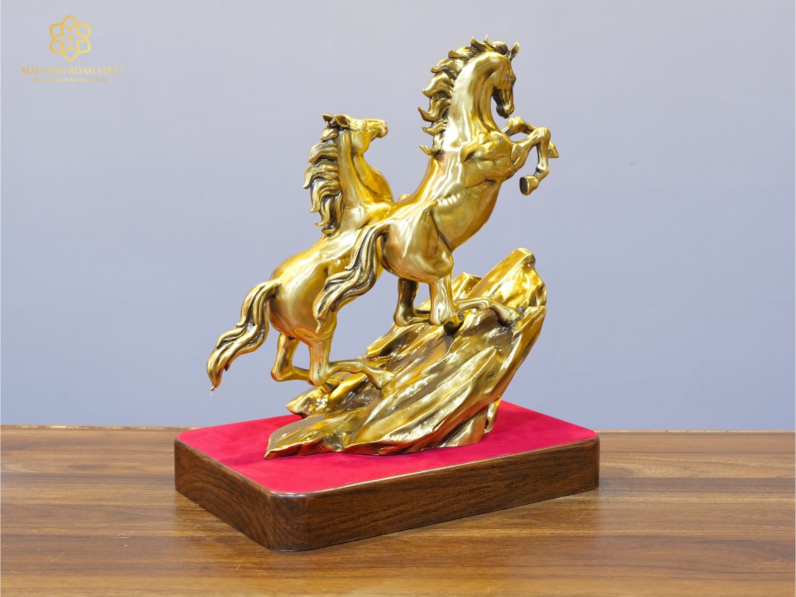 Phía sau tượng song mã thịnh vượng bằng đồng mạ cổ điển cao 30cm