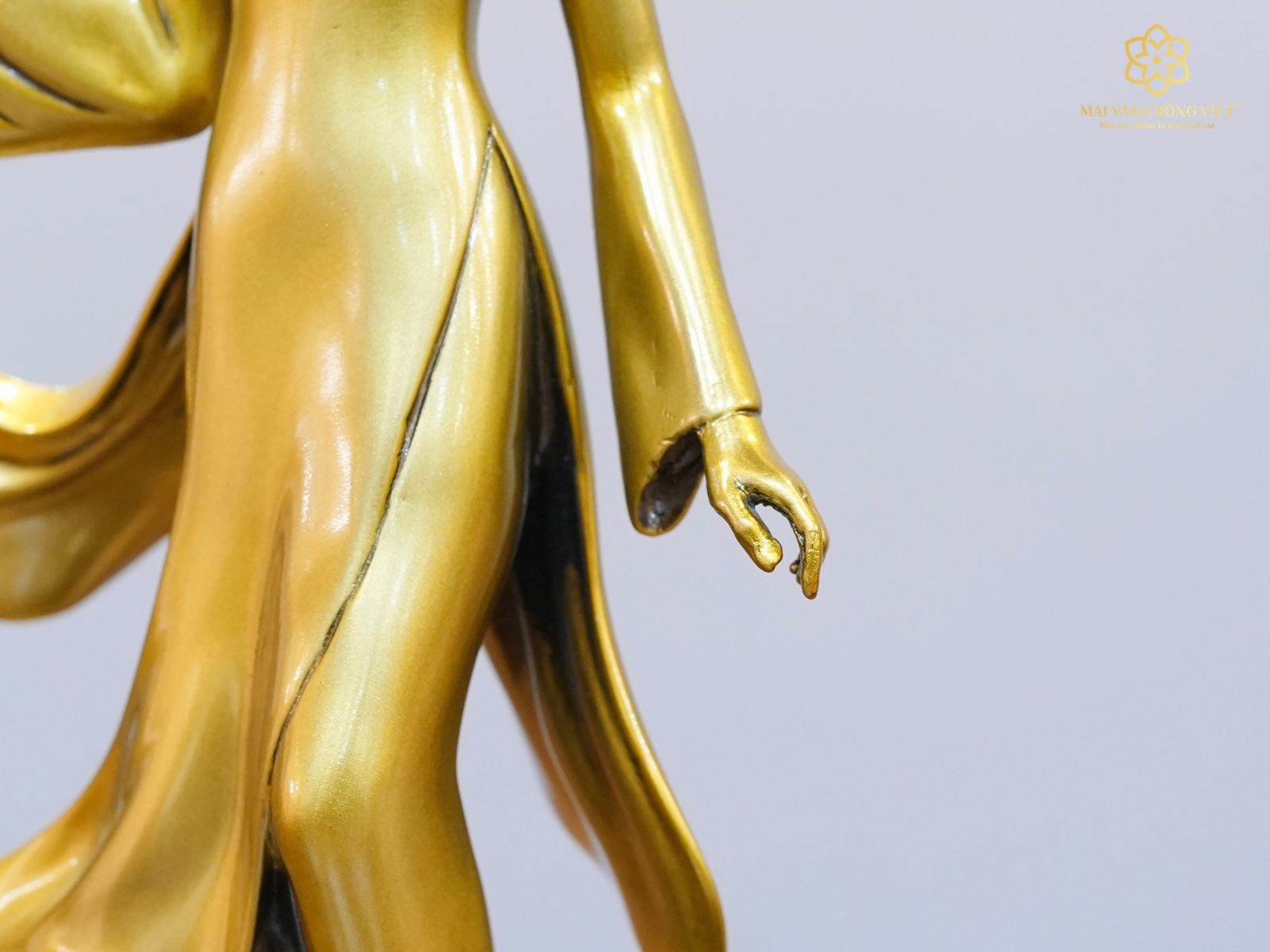 Bàn tay tượng Thiếu Nữ Việt Nam Cầm Cờ Đế Pha Lê