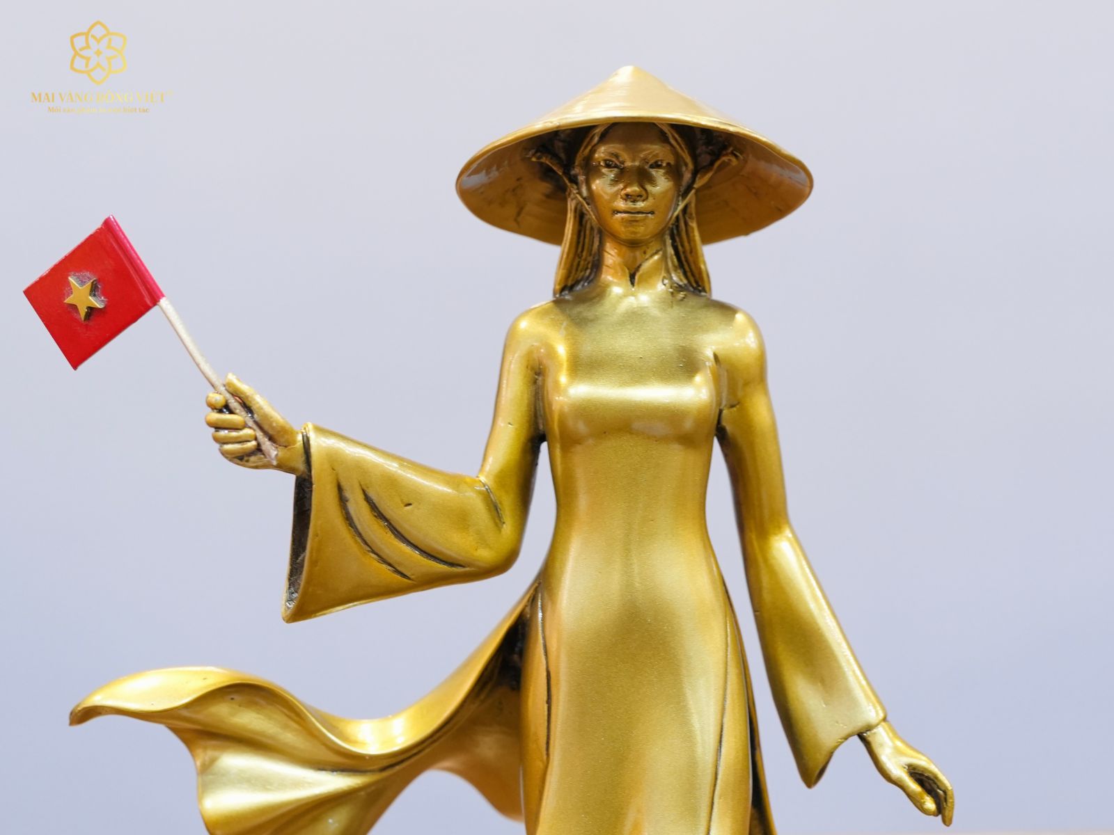 Gượng mặt tượng Thiếu Nữ Việt Nam Cầm Cờ Đế Pha Lê