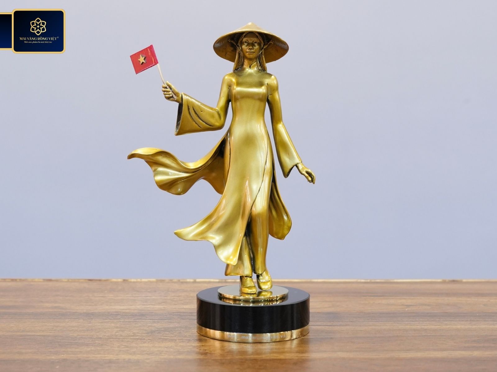 Thiếu nữ Việt Nam đúc đồng
