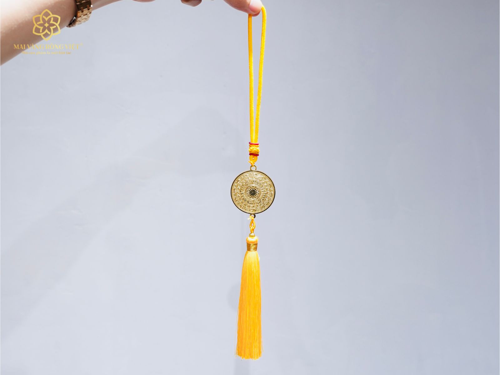 Treo xe trống đồng phiên bản màu vàng