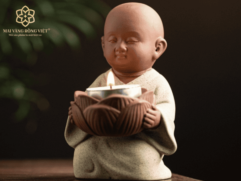 Tượng chú tiểu dâng nến