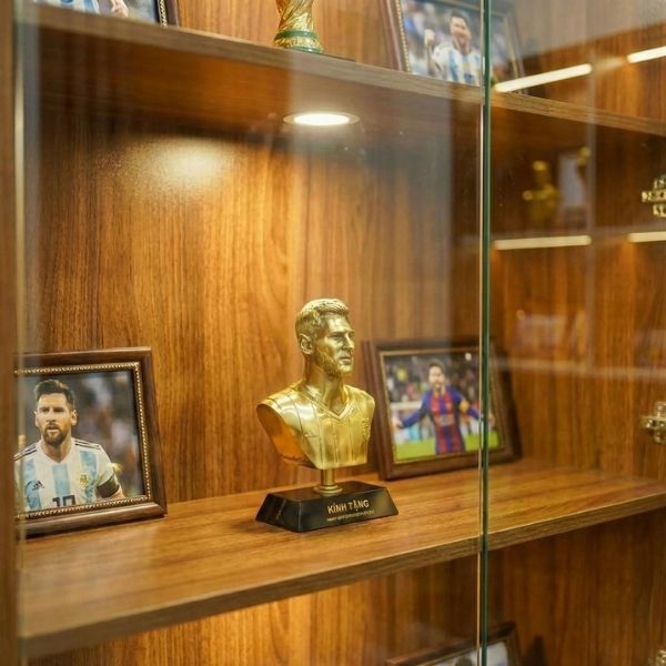 Tượng Messi tượng trưng cho ý chí sắt đá