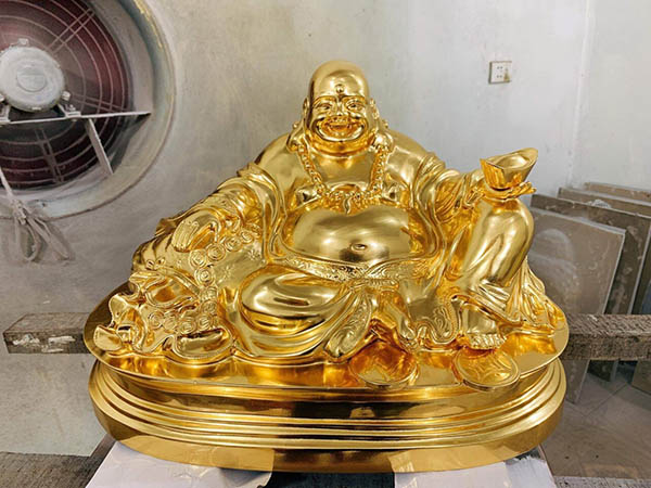 Đặt tượng Phật Di Lặc mạ vàng ở cung Sinh Khí thì con đường sự nghiệp của gia chủ sẽ được thuận lợi và suôn sẻ