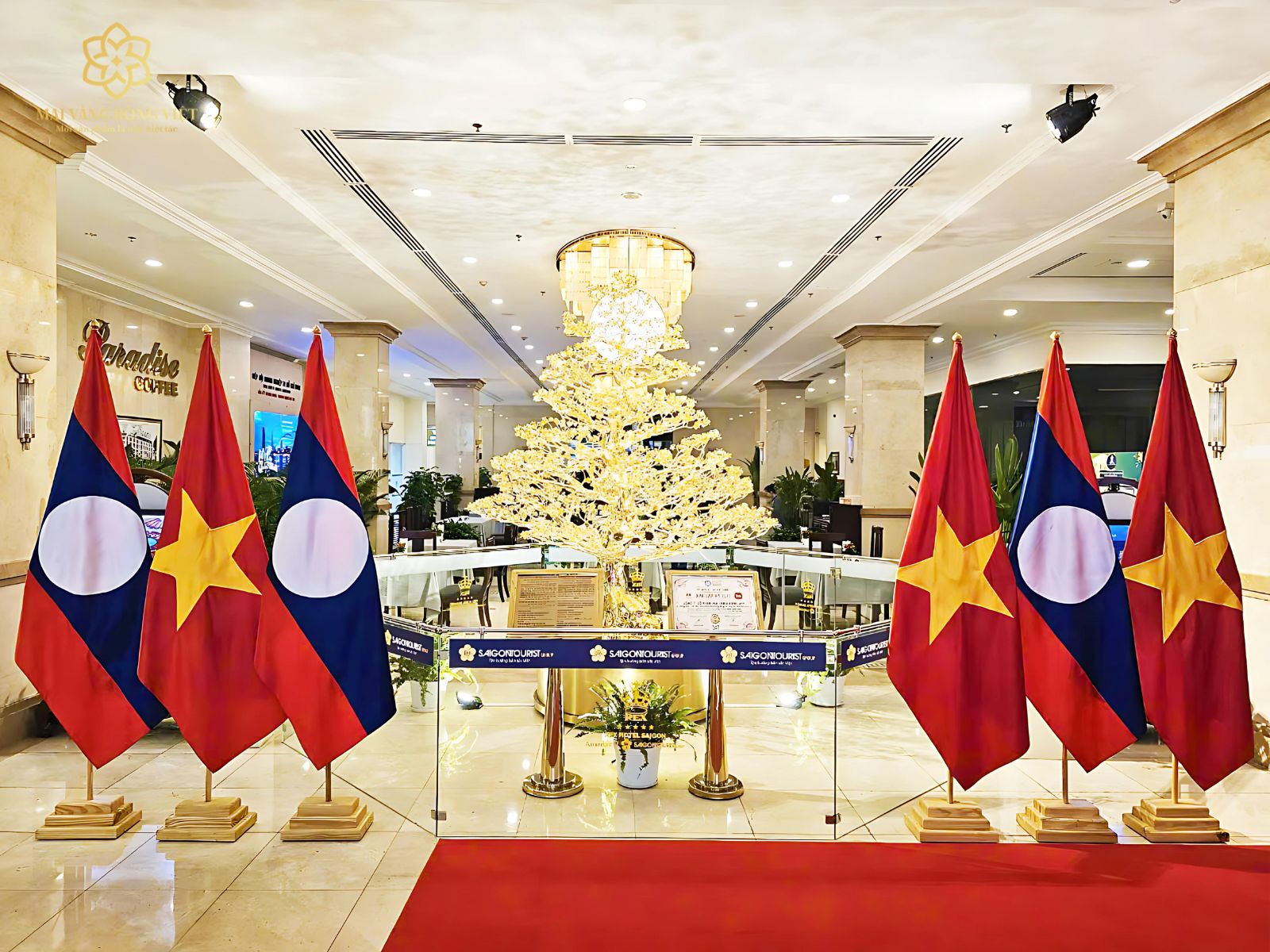 Mai Đại Phúc Mạ Vàng 24K Cao 3 Mét đặt tại đại sảnh khách sạn Rex Sài Gòn