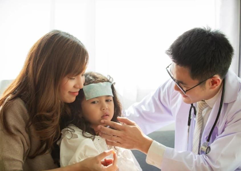 Trẻ sơ sinh sốt cao? Mẹ xử trí thế nào?