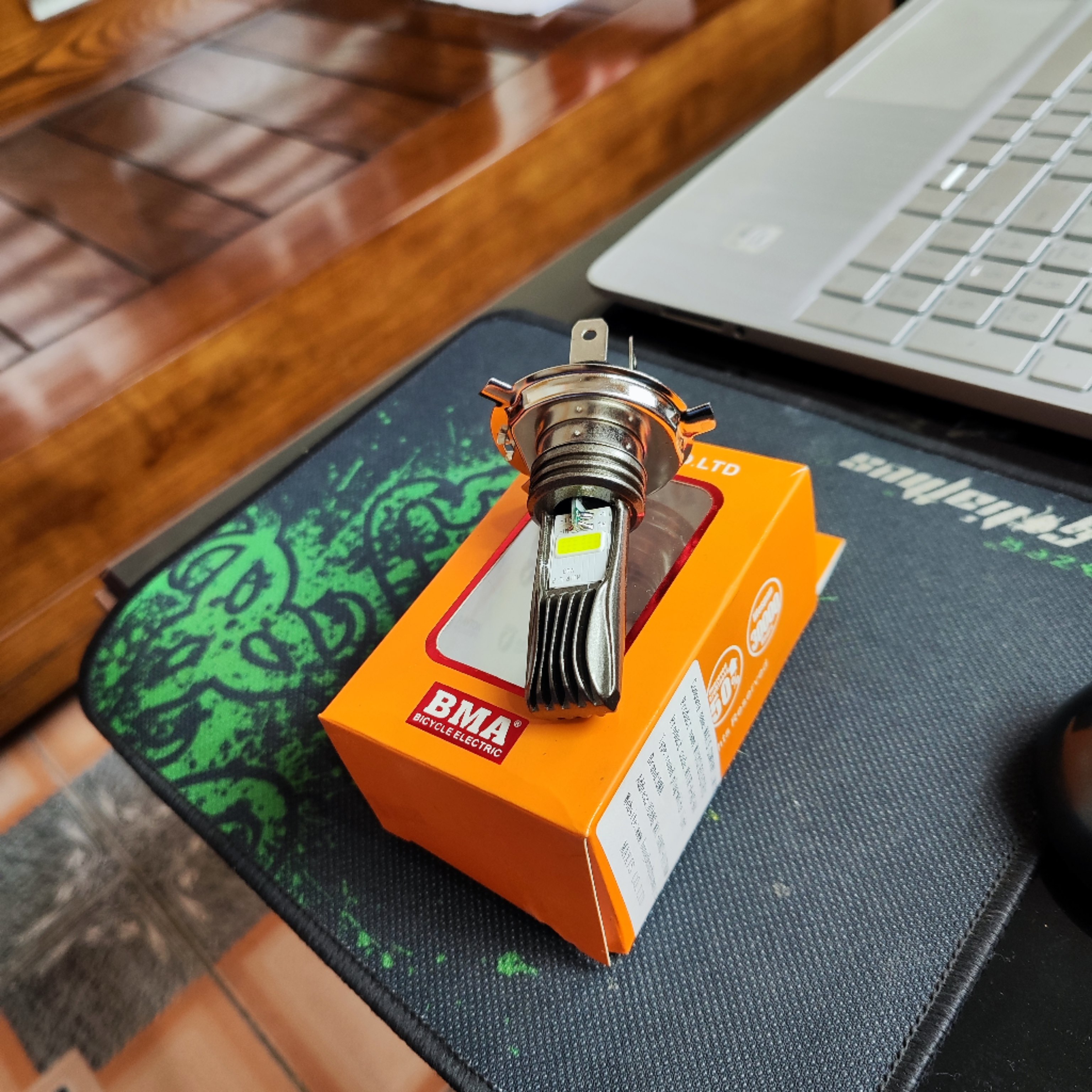 Bóng Led M11R A H4 hộp cam BMA- WAVE, RS, XE TAY GA (BÓNG 3 CHÂN)