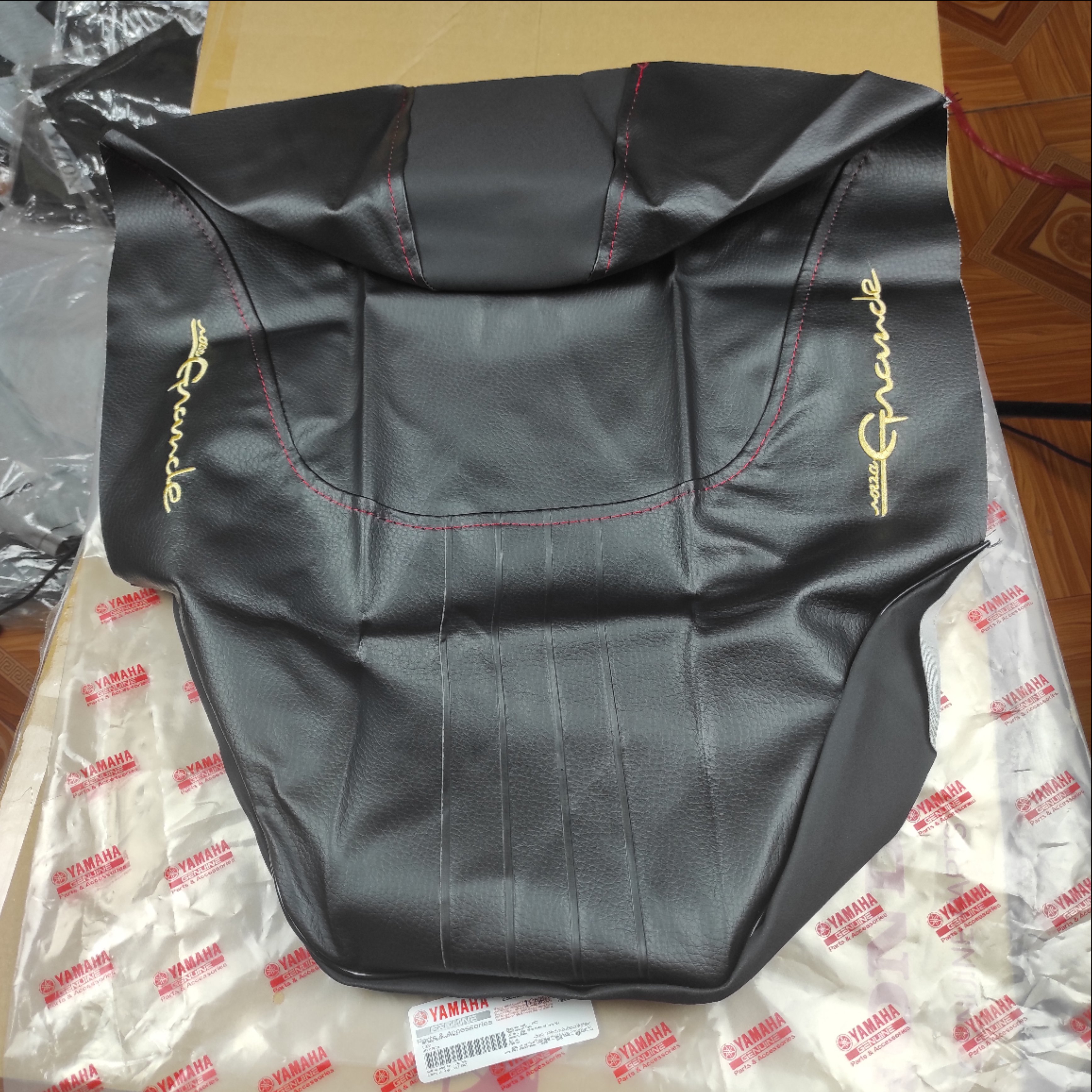 Vỏ yên Grande thêu hai bên