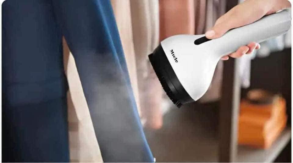 Bàn cầu là Miele B4847 (Xách tay Đức giá gốc)