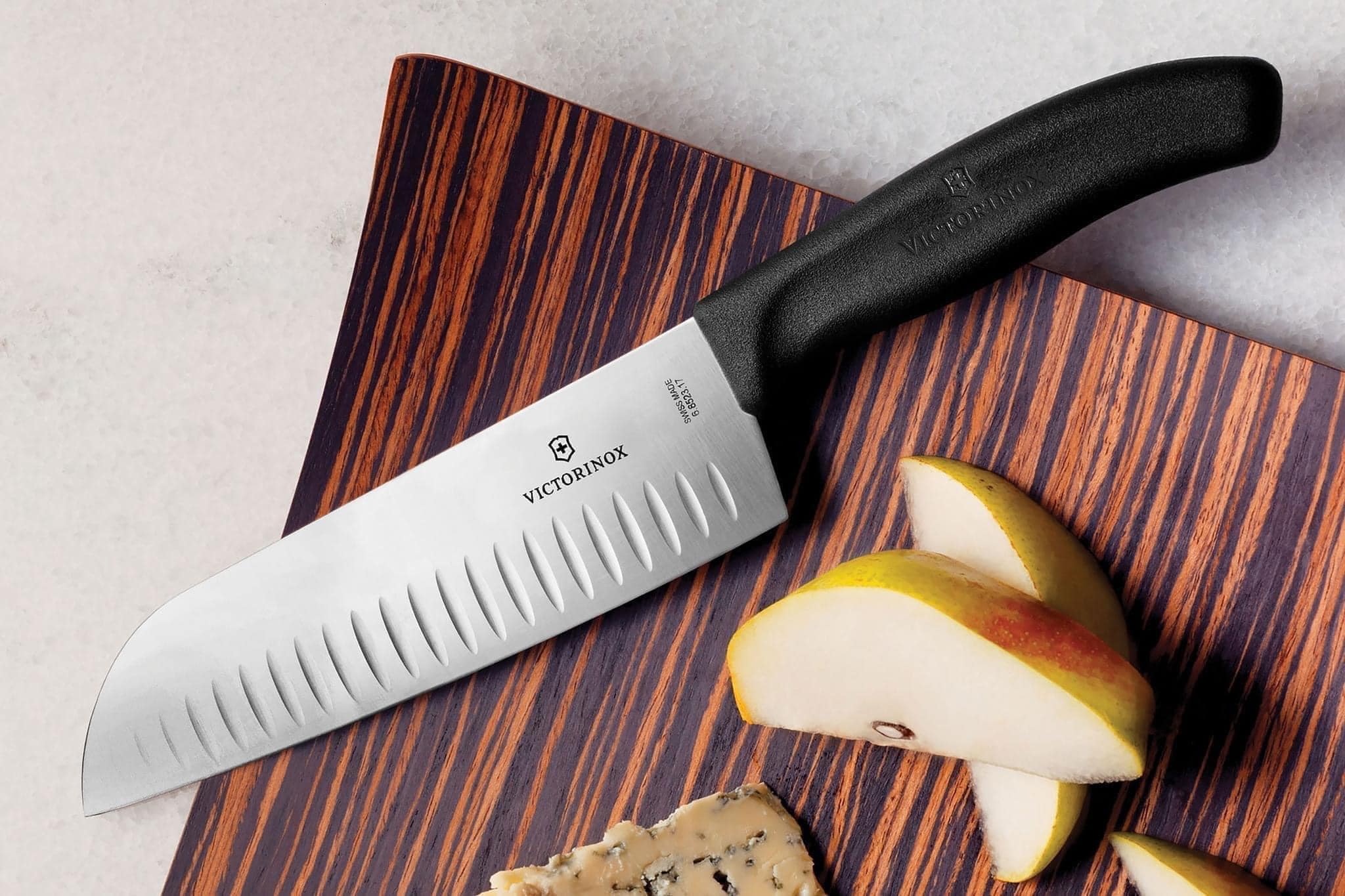 Dao làm bếp Santoku cạnh sáo 17cm chống bám dính Victorinox Thụy Sỹ (Xách tay Đức giá gốc)