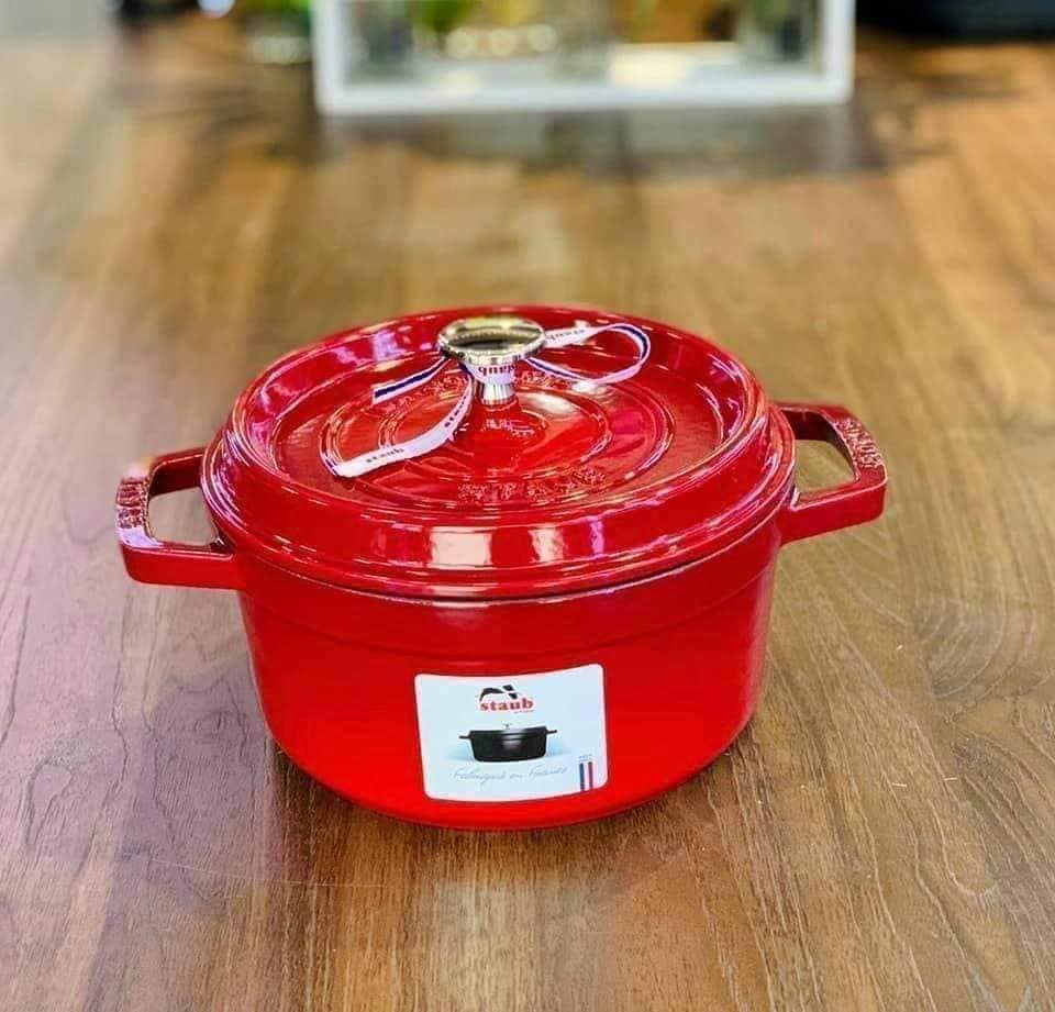 Nồi gang đúc Staub Cocotte Ronde (Màu Đỏ CHERY) 28cm [Xách tay Đức giá gốc]