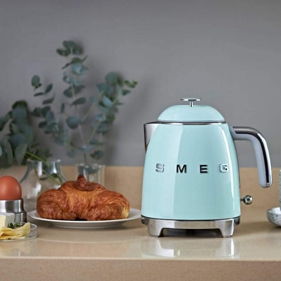 Ấm siêu tốc SMEG KLF05 mini 0,8 lit (Xách tay Đức giá gốc)