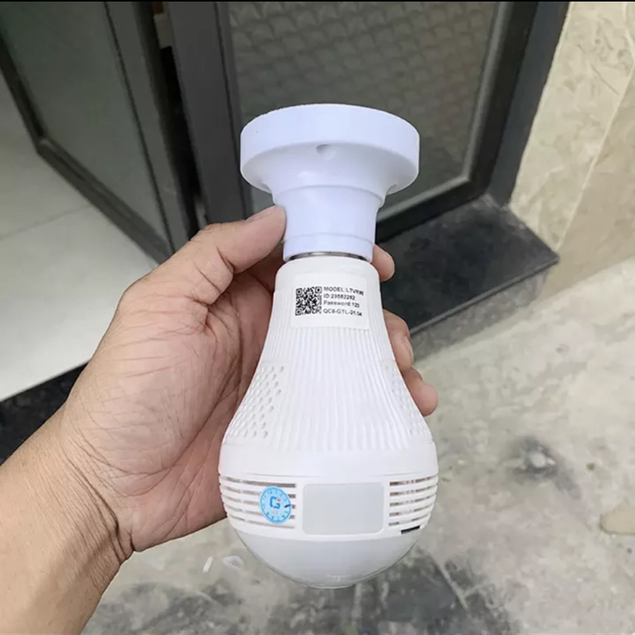 Camera YOOSEE LTVR96 Góc Quay 360 Độ Hình Dạng Bóng Đèn- Đàm Thoại 2 Chiều- Báo Động Chống Trộm- Wifi Không Dây Trong Nhà