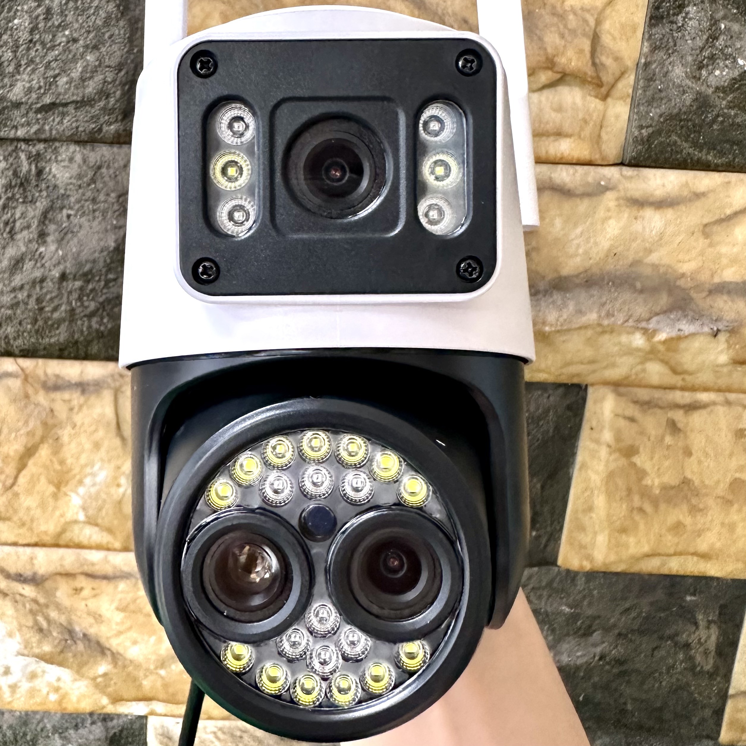 Camera YOOSEE PTZ 3 Mắt 8.0M Q26 (2 Mắt Xem 1 Mắt Zoom Siêu Nét) Xoay 360 Độ- Xem 2 Vị Trí Khác Nhau Trên 1 Camera- Đàm Thoại 2 Chiều- Báo Động Chống Trộm- Ban Đêm Có Màu- Wifi Không Dây Ngoài Trời