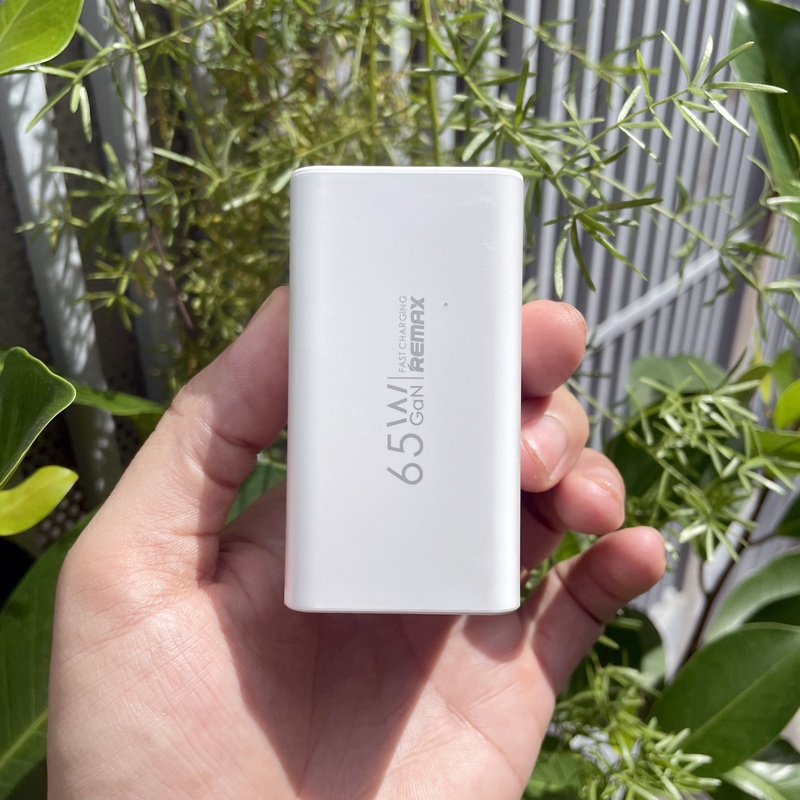 [SE450]Cốc sạc 4 cổng siêu nhanh Remax RP-U39 Gan Charger hỗ trợ PD 65W và QC 36W - sạc cho cả laptop (trắng)