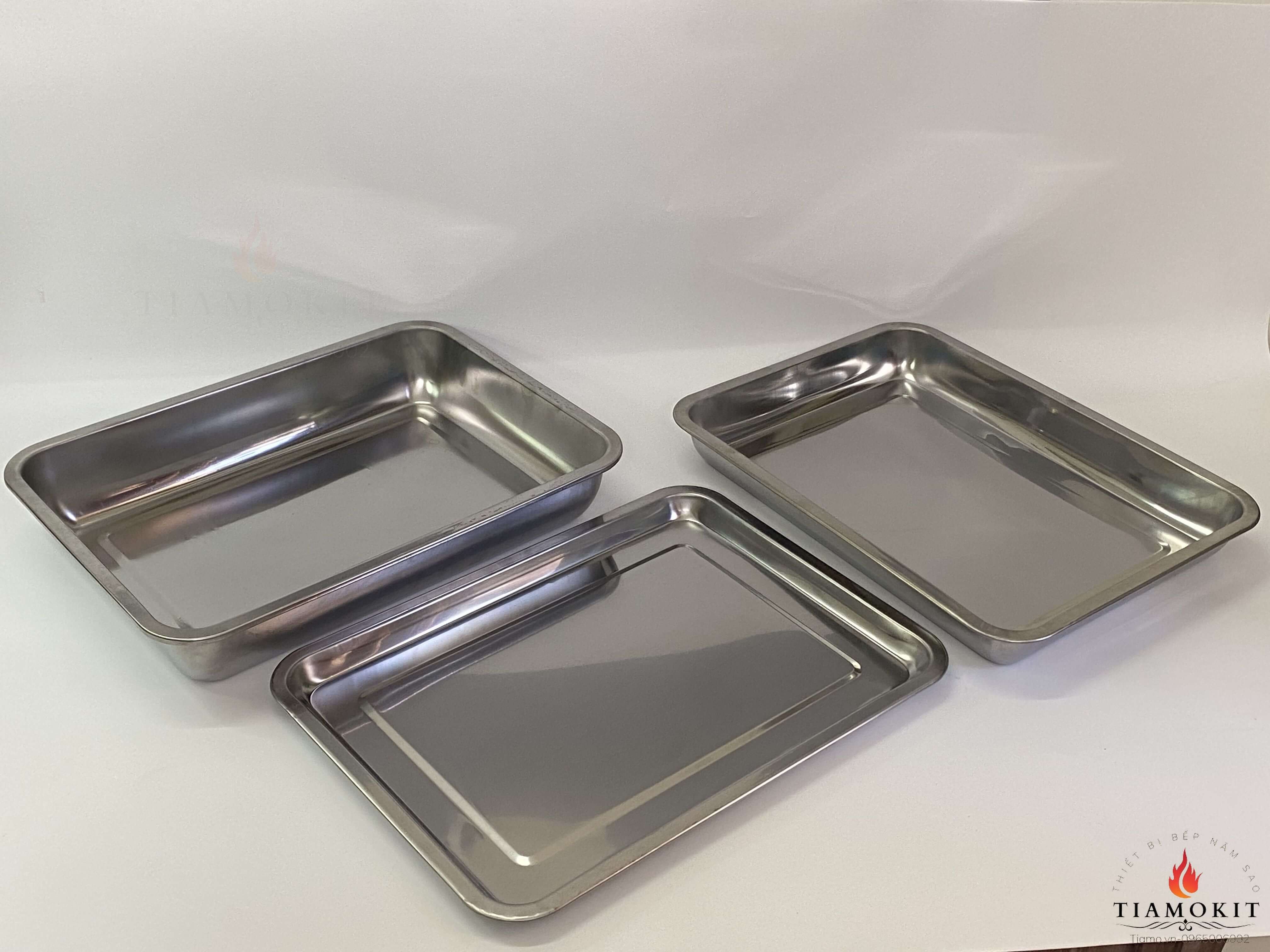 Khay để đồ inox nhiều kích cỡ dày dặn, chắc chắn, tiện dụng.