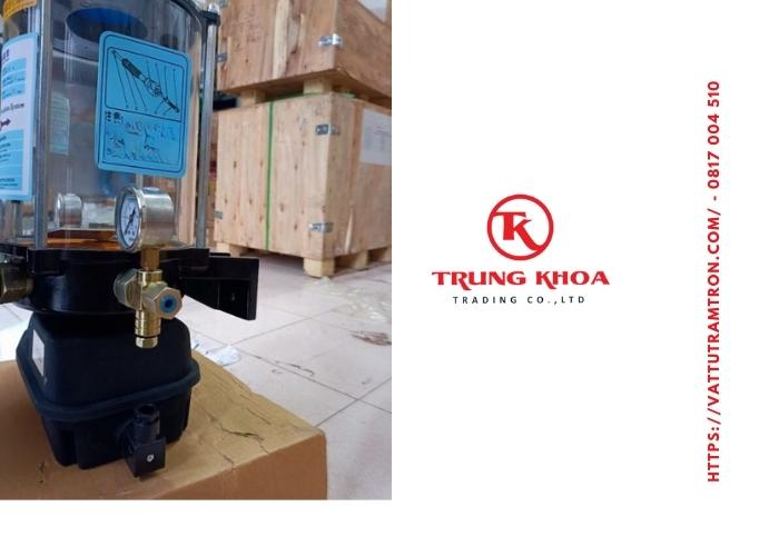 Bơm mỡ tự động trạm trộn 24V có đồng hồ 2