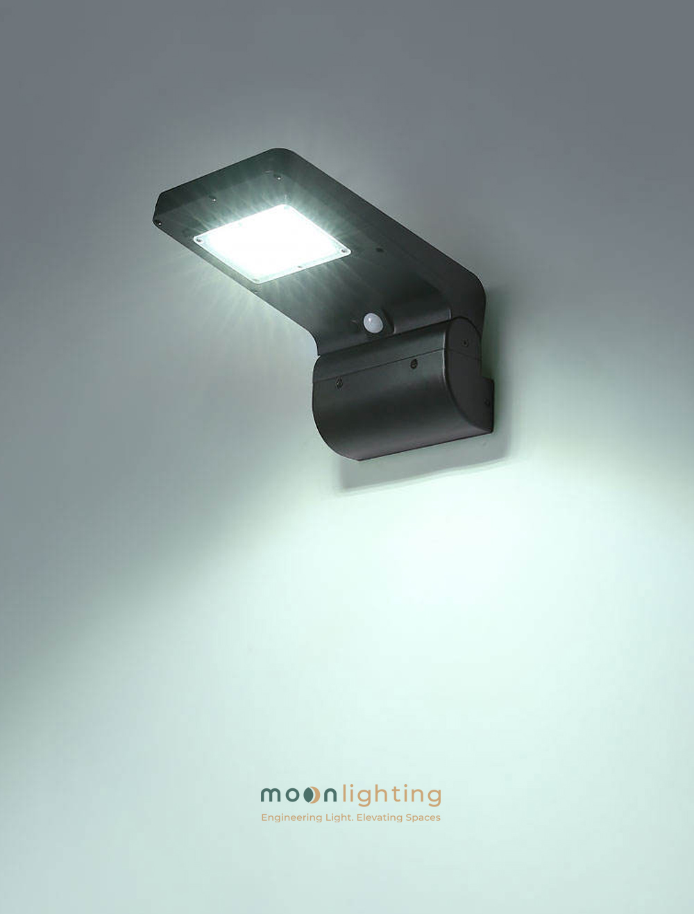 Hình ảnh thử nghiệm thực tế hiệu ứng chiếu ánh sáng trắng 6500K rực rỡ hắt tường của đèn gắn tường năng lượng mặt trời MG-SL1801 Moon Lighting