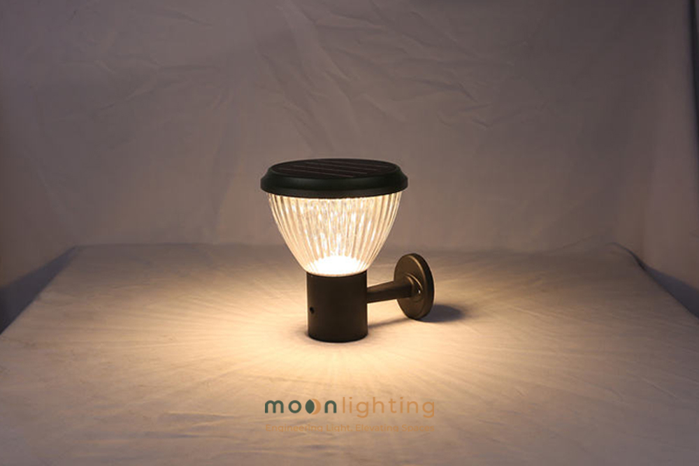 Ảnh thực tế đèn gắn tường năng lượng mặt trời MG-SL1507 phát ánh sáng vàng ấm nhiệt độ màu 3000K tỏa tròn 360 độ Moon Lighting