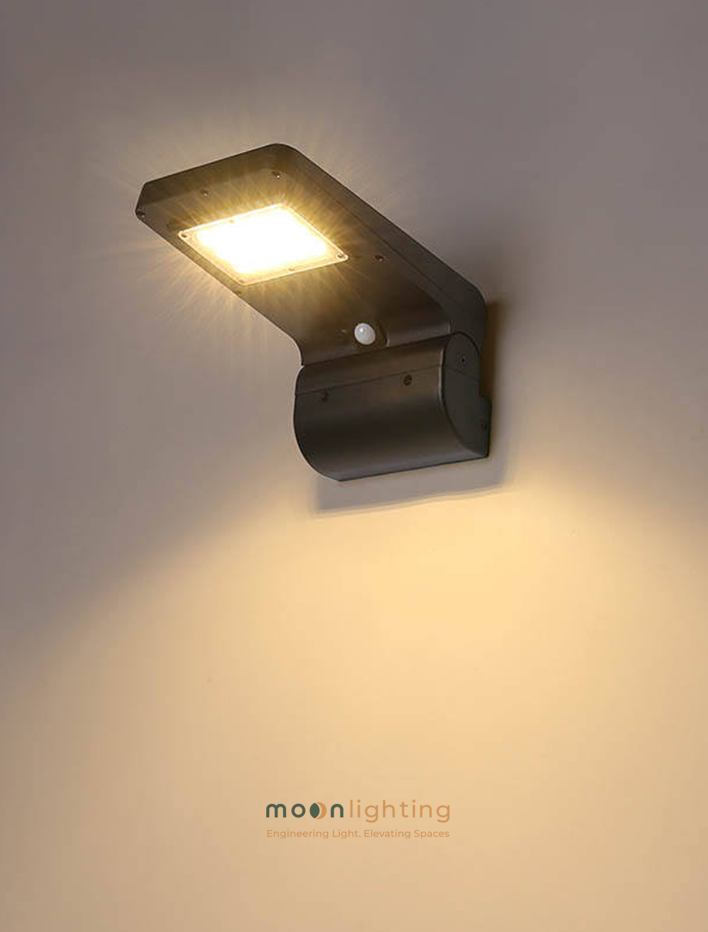 Thử nghiệm ánh sáng vàng thực tế đèn gắn tường MG-SL1801 Hình ảnh thử nghiệm thực tế hiệu ứng chiếu ánh sáng vàng ấm 3000K sang trọng hắt tường của đèn gắn tường năng lượng mặt trời MG-SL1801 Moon Lighting