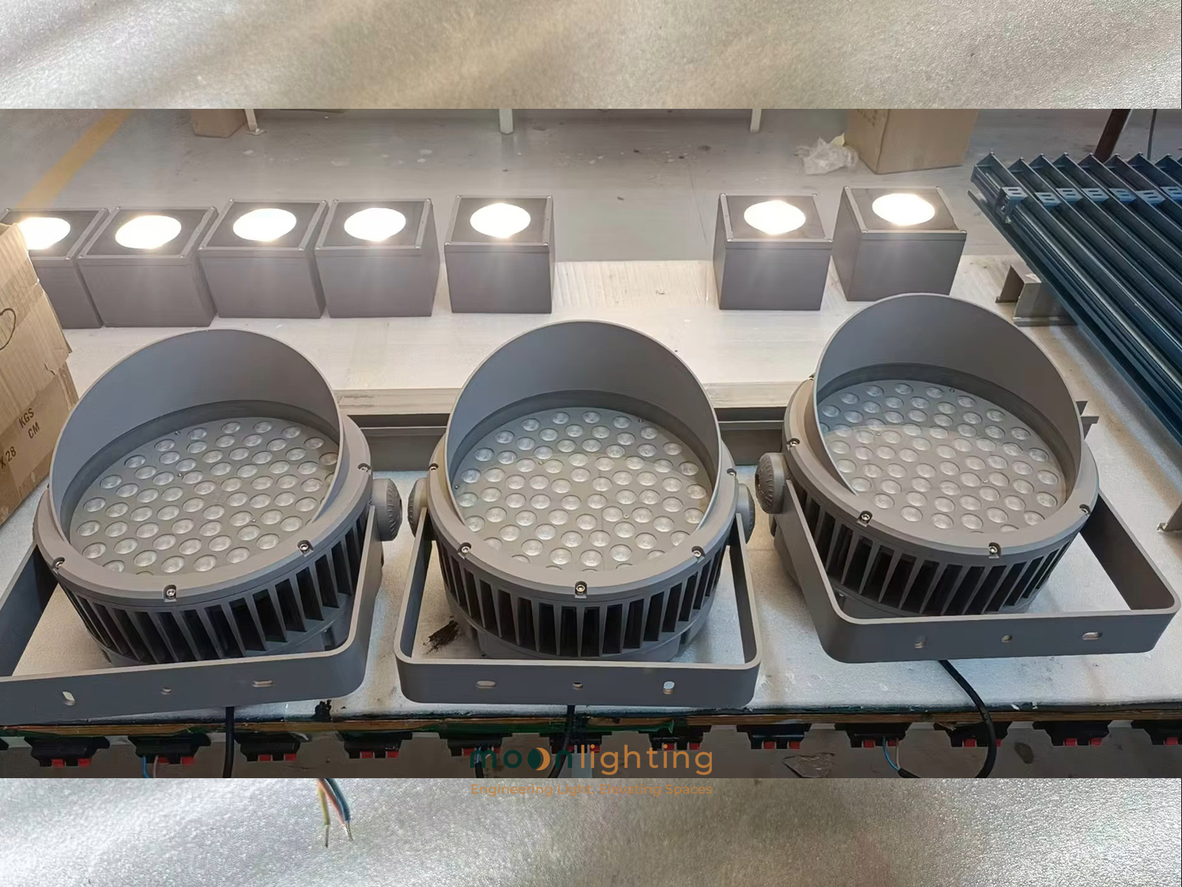Hình ảnh thực tế các bộ đèn LED pha Flood Light MG-617 100W trang bị tấm chắn chống chói chống lóa chuyên dụng chính hãng Moon Lighting