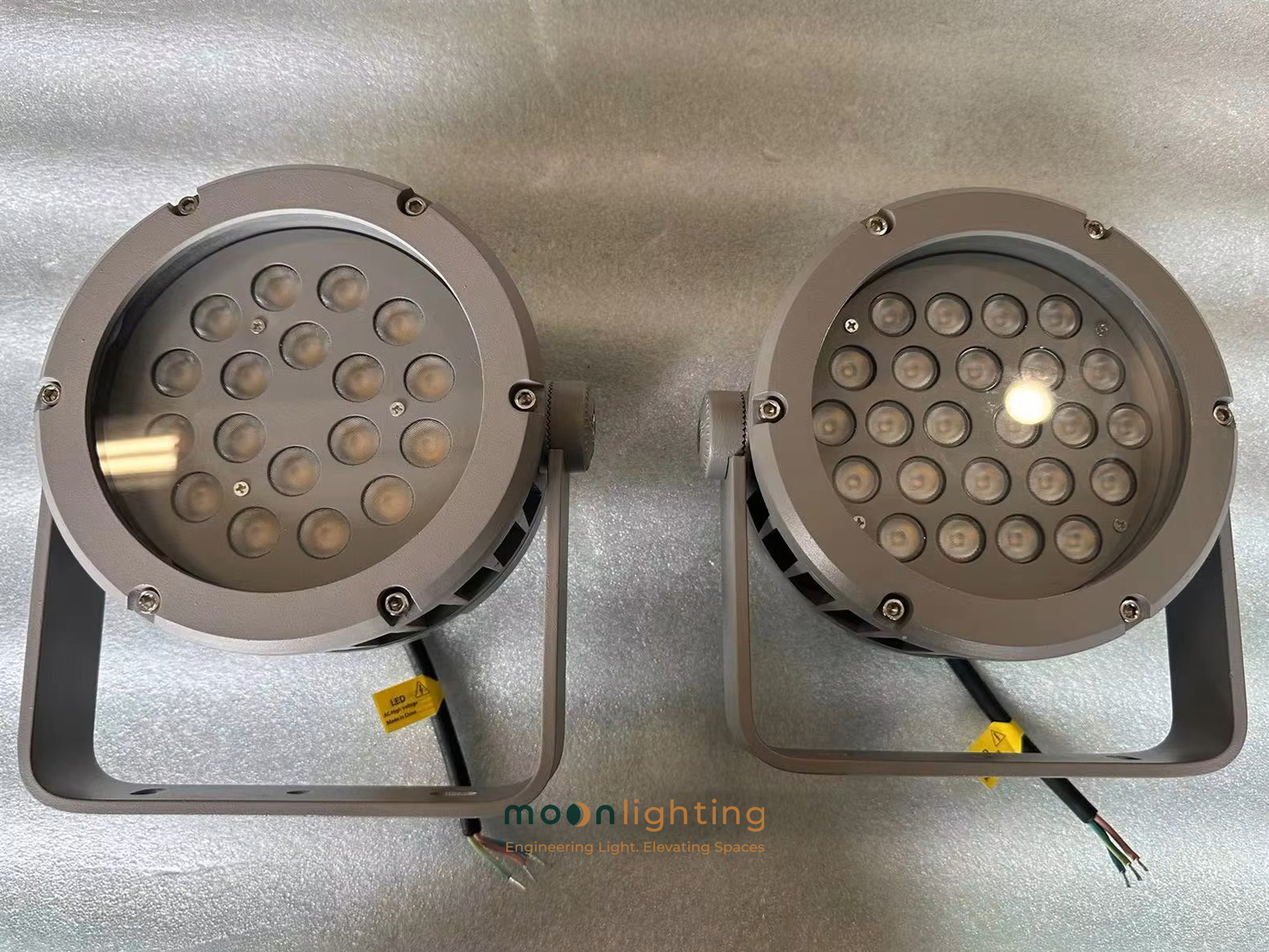 Hình ảnh thực tế chụp cận cảnh mặt trước 2 bộ đèn LED pha Flood Light MG-617 chính hãng Moon Lighting với ma trận mắt LED chuẩn CRI>90