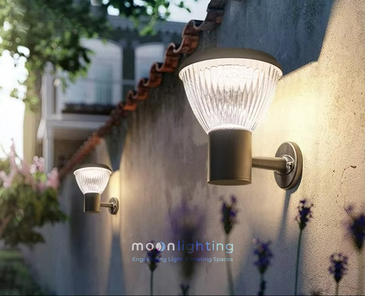Lắp đặt đèn gắn tường trang trí MG-SL1508 ngoại thất Phối cảnh thực tế lắp đặt đèn gắn tường năng lượng mặt trời MG-SL1508 trang trí dọc bức tường ngoại thất biệt thự Moon Lighting