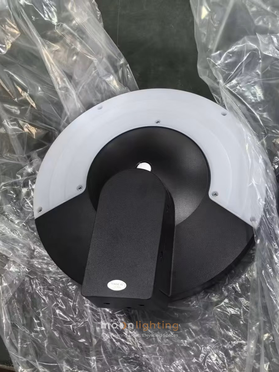 Chao tản quang và chân đế đèn gắn tường MG-SL1802 Ảnh chụp thực tế chân đế và chao vòng cung tản quang nhựa PC mờ của đèn gắn tường năng lượng mặt trời MG-SL1802 Moon Lighting