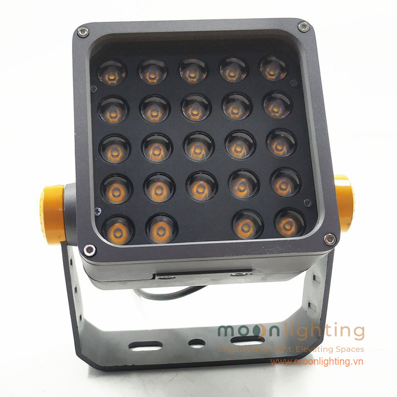 Ảnh chụp thực tế góc chính diện mặt đèn LED Project Light MG-606-150 công suất 24W với ma trận 25 mắt LED vuông chiếu điểm mặt tiền chính hãng Moon Lighting