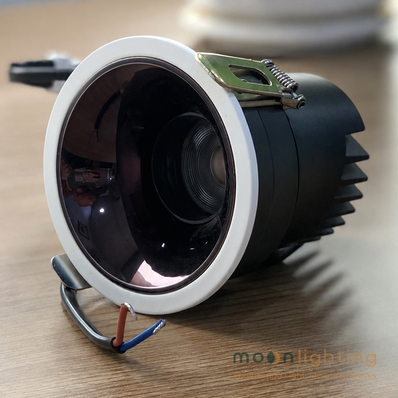 Cận cảnh thiết kế viền siêu mỏng của đèn Spotlight âm trần MG-M5B02
