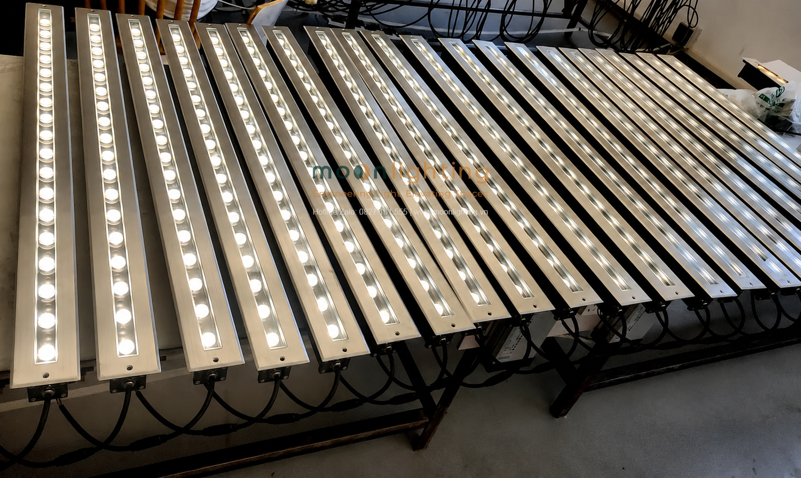 Ảnh chụp thực tế đèn LED thanh âm đất MG-309 Series mặt Inox 304 tại xưởng Moon Lighting