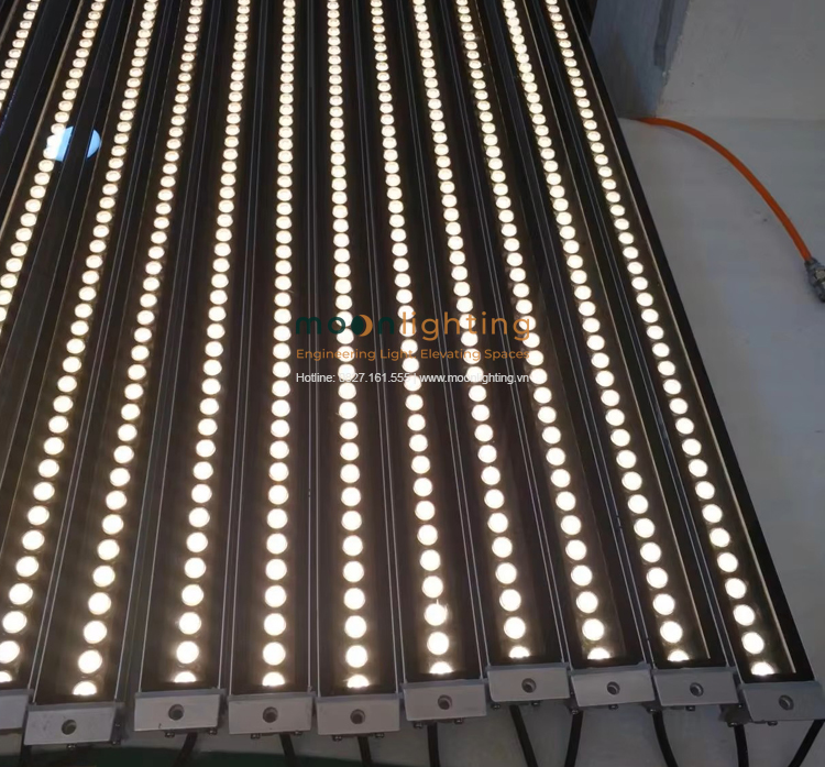 Test thực tế độ sáng và khả năng chống nước IP67 của Đèn LED thanh âm đất MG-312-36W tại xưởng