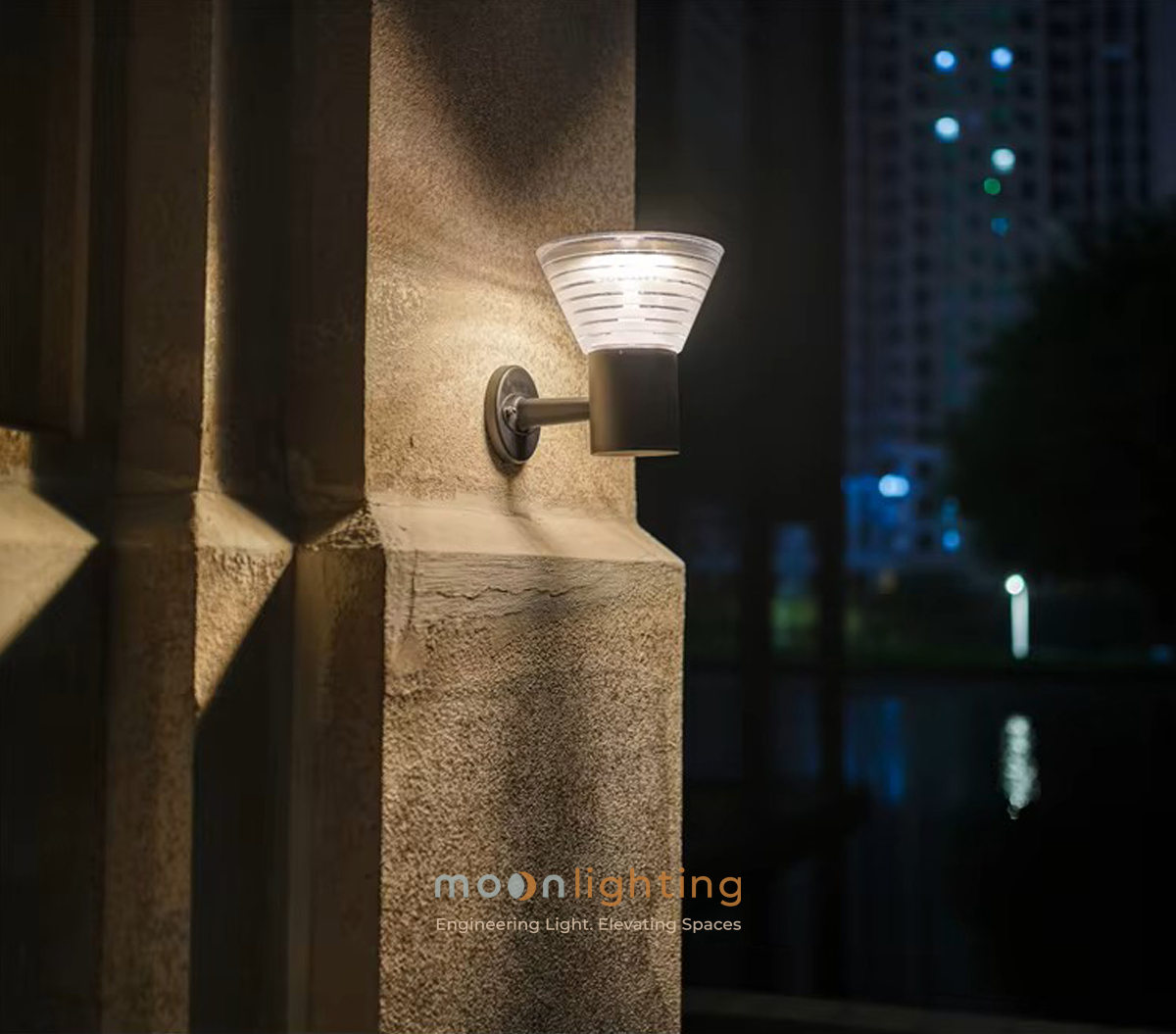 Phối cảnh thực tế lắp đặt đèn gắn tường năng lượng mặt trời MG-SL1510 chiếu sáng trụ cổng biệt thự và hành land ngoại thất về đêm Moon Lighting