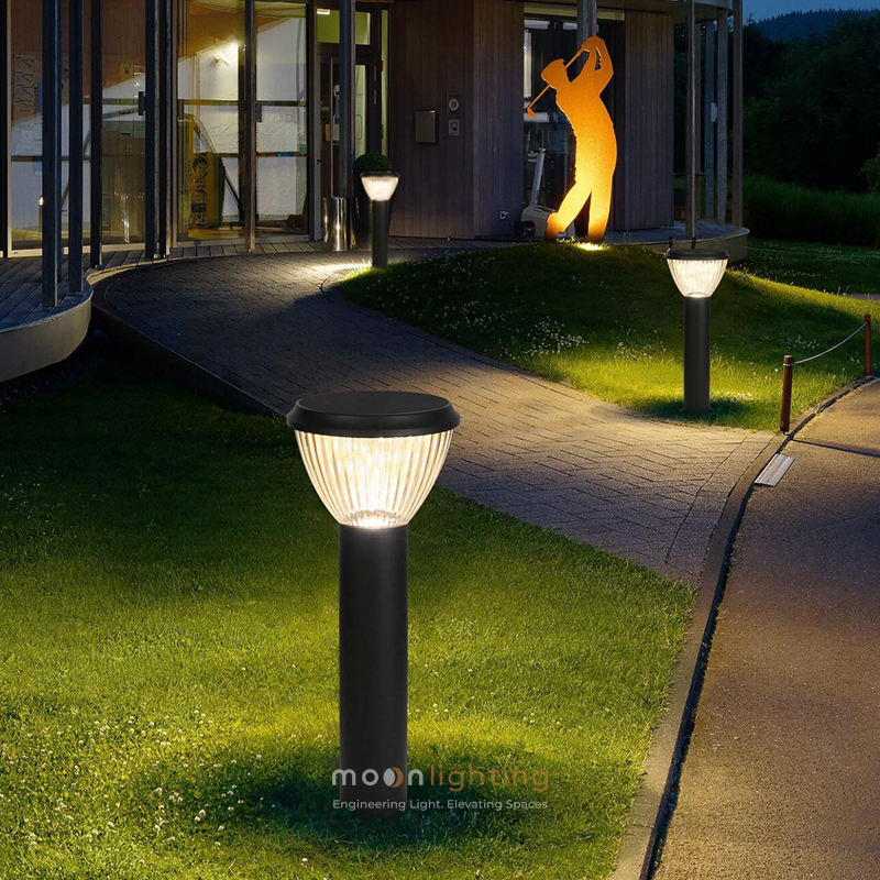 Đèn trụ sân vườn năng lượng mặt trời MG-SL1714 chiếu sáng lối đi sân golf Ảnh thực tế lắp đặt hệ thống đèn trụ sân vườn năng lượng mặt trời MG-SL1714 chiếu sáng lối đi dạo khuôn viên biệt thự sân golf về đêm Moon Lighting