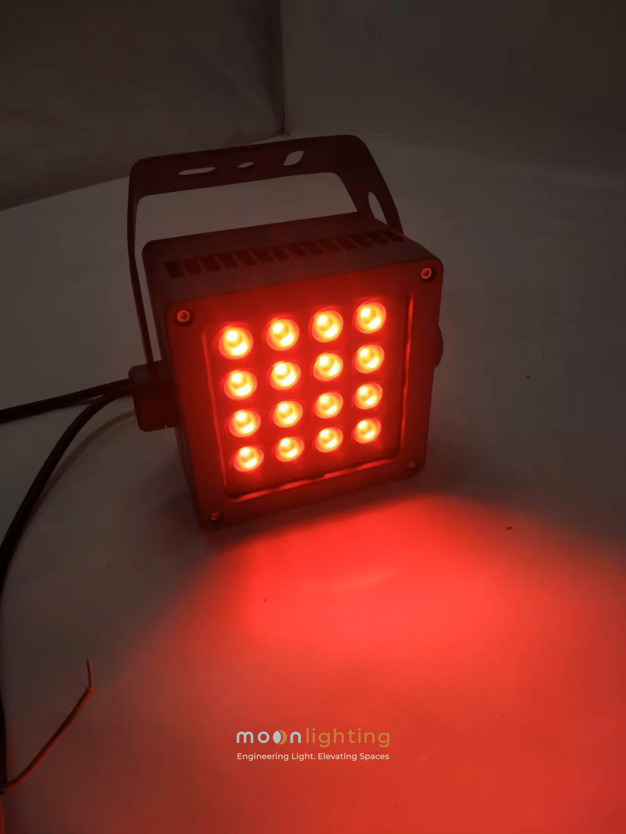 Thử nghiệm ánh sáng màu đỏ Red đèn LED rọi cột MG-607 Series Thử nghiệm thực tế ánh sáng màu đỏ Red rực rỡ từ chùm thấu kính quang học của đèn LED Project Light MG-607 Series rọi cột mặt tiền Moon Lighting