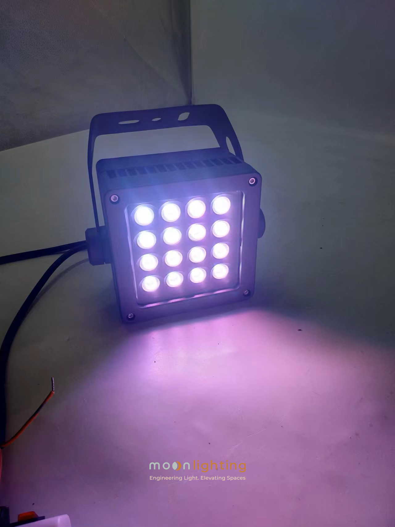 Thử nghiệm ánh sáng màu tím Purple đèn LED rọi cột MG-607 Series Thử nghiệm thực tế hiệu ứng ánh sáng màu tím Purple quyến rũ tỏa đẹp từ hệ chip LED cao cấp của đèn LED Project Light MG-607 Series Moon Lighting