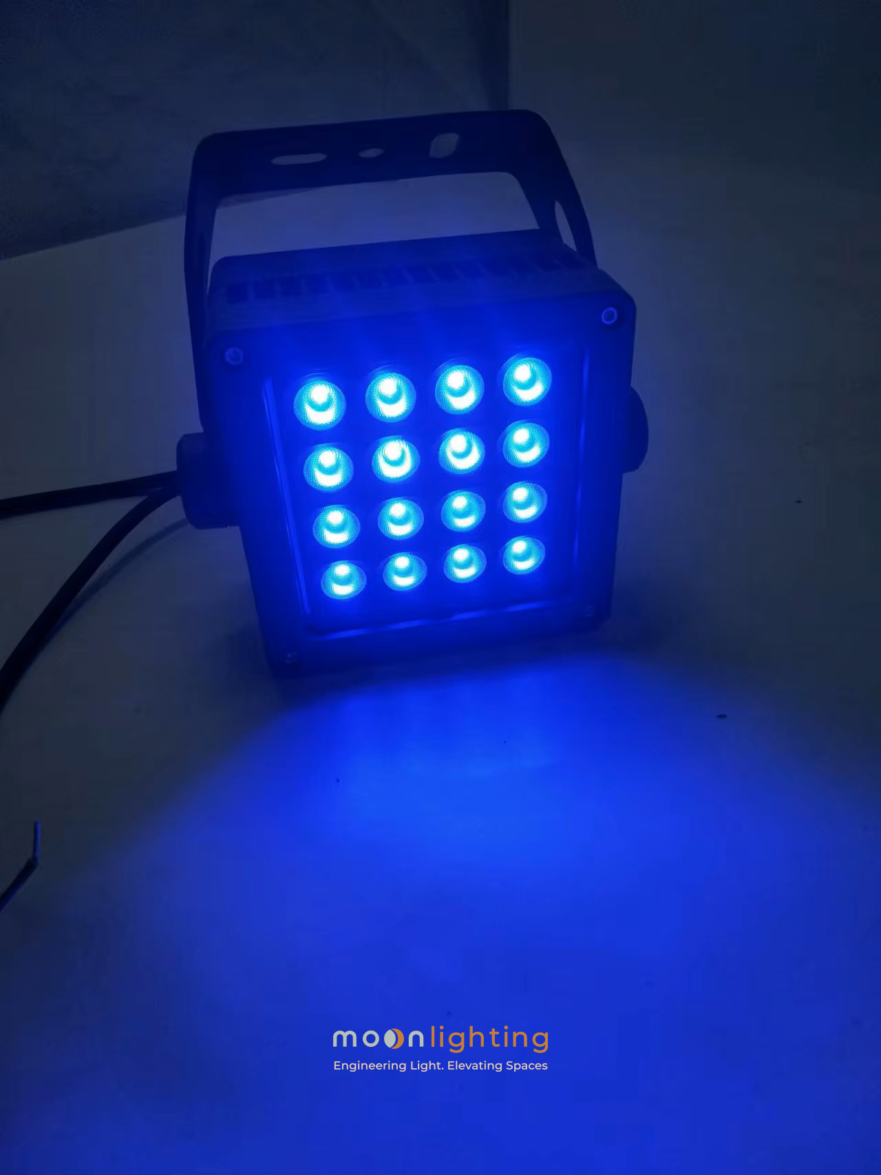 Thử nghiệm thực tế hiệu ứng ánh sáng màu xanh lam Blue chiếu điểm đậm nét từ đèn LED pha rọi kiến trúc Project Light MG-607 Series Moon Lighting