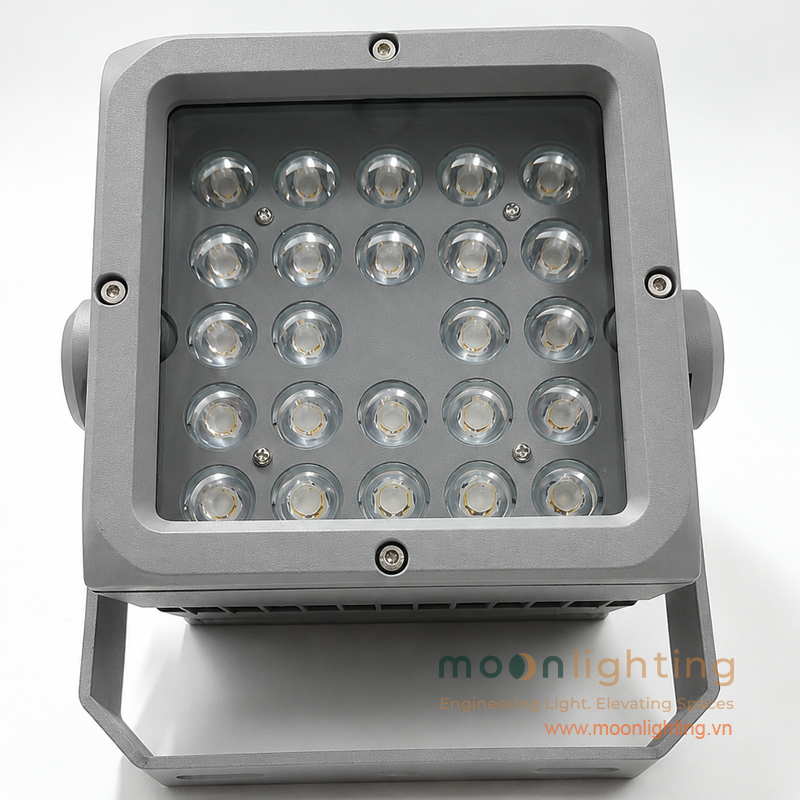 Mặt kính cường lực 8mm và thấu kính quang học đèn LED MG-607 Series Cận cảnh mặt trước kính cường lực 8mm trong suốt chịu va đập IK08 và hệ thống thấu kính hội tụ quang học của đèn LED Project Light MG-607 Series Moon Lighting
