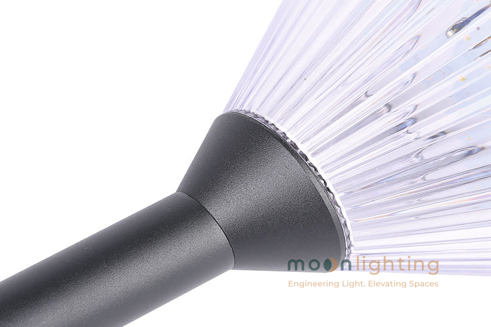 Chi tiết bề mặt nhôm đúc và chao kính khắc hoa PMMA tán quang độc đáo của đèn trụ sân vườn năng lượng mặt trời MG-SL1401 Moon Lighting