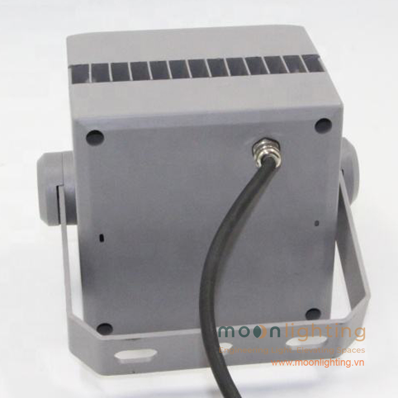 Mặt sau tản nhiệt nhôm đúc và ốc siết dây chống nước IP66 đèn LED MG-607 Series Cận cảnh mặt sau thân nhôm đúc nguyên khối tản nhiệt xẻ rãnh tối ưu kèm ốc siết dây cấp nguồn chống nước IP66 chuẩn dự án của đèn LED Project Light MG-607 Series Moon Lighting