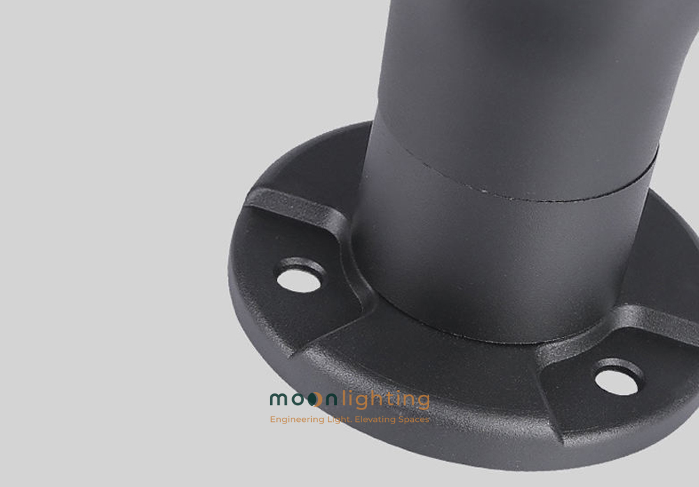 Cận cảnh phần bệ hợp kim nhôm đúc nguyên khối sơn tĩnh điện xám đen nhám và chân đế bắt vít cố định chắc chắn của đèn trụ năng lượng mặt trời MG-SL1610 Moon Lighting