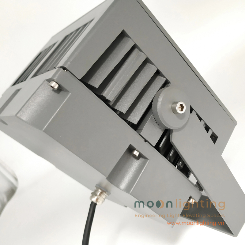 Thân nhôm tản nhiệt và ốc siết khóa chân đế đèn LED MG-608 Series Cận cảnh mặt sau thân nhôm đúc xử lý Anode mờ mịn xẻ rãnh tản nhiệt, ốc siết dây PG chống nước IP66 và ốc lục giác khóa chân đế đèn LED Project Light MG-608 Series Moon Lighting