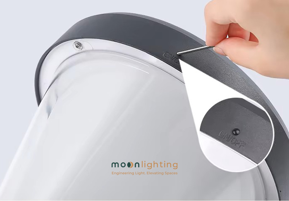 Chao PC tản quang hai lớp và nút bấm công tắc chống nước đèn trụ MG-SL1610 Cận cảnh chao nhựa PC tản quang hai lớp cao cấp chống tia UV và nút bấm công tắc ON/OFF điều chỉnh màu ánh sáng chống nước của đèn trụ MG-SL1610 Moon Lighting