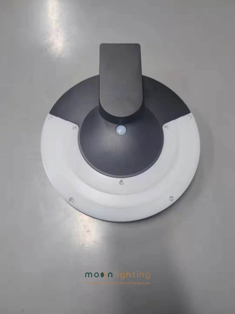 Cận cảnh mặt trước đèn gắn tường năng lượng mặt trời MG-SL1802 Cận cảnh mặt trước thiết kế hình đĩa tròn và nút cảm biến thông minh của đèn gắn tường năng lượng mặt trời MG-SL1802 Moon Lighting